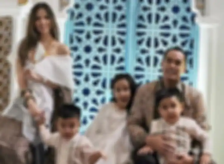 Nia Ramadhani, Ardi Bakrie dan anak-anak mereka.