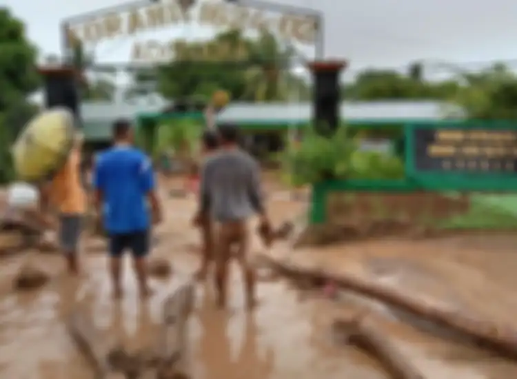 Banjir memporakporandakan rumah warga di Waiwerang, Kecamatan Adonara Timur, Kabupaten Flores Timur, NTT, Minggu (4/4/2021)