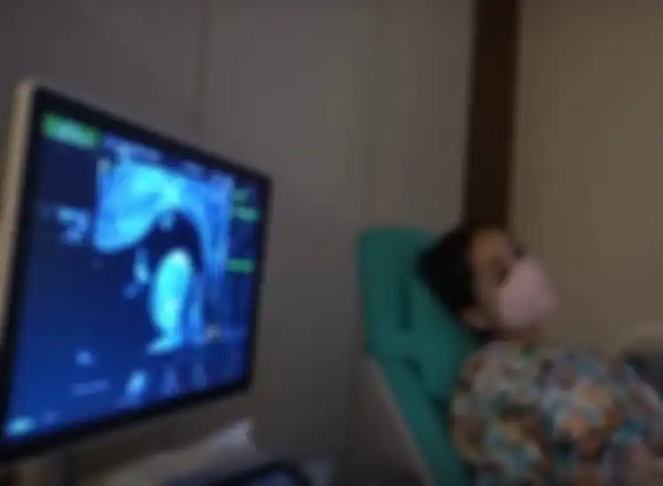 Nagita Slavina saat periksa kandungan