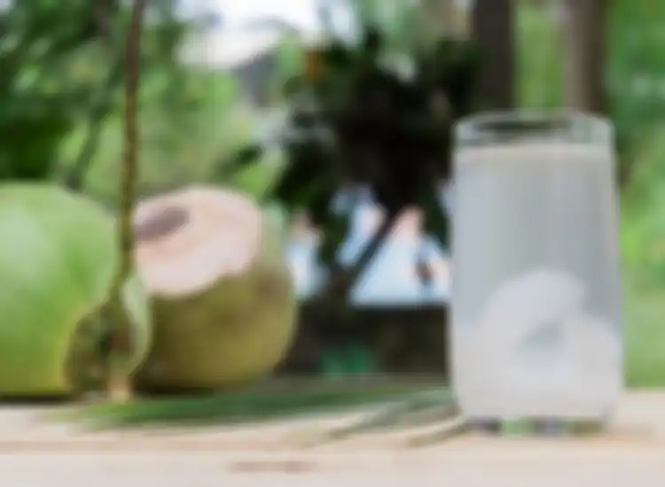 Cuci muka dengan air kelapa muda bisa berikan khasiat luar biasa