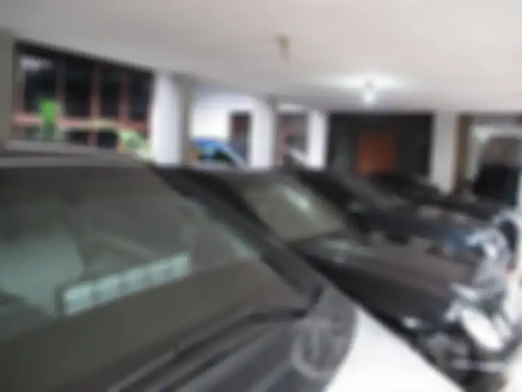 Jejeran mobil mewah di rumah Roy Suryo