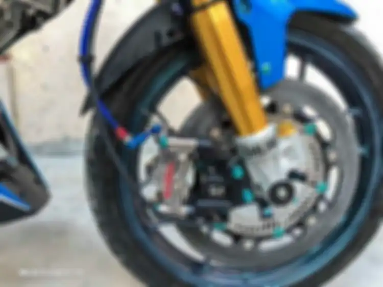 Lihat tuh rem depannya, pakai piringan carbon ceramic dan kaliper Brembo