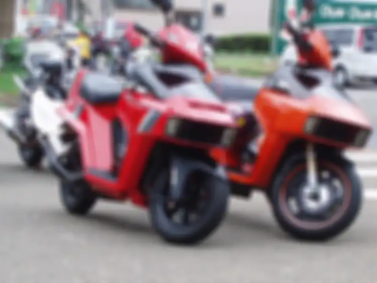 Tampak depan mirip mobil ya?