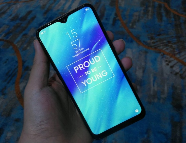 realme 3 di tangan