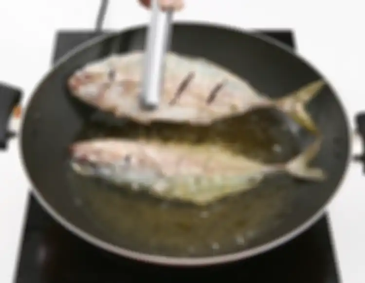 ilustrasi menggoreng ikan