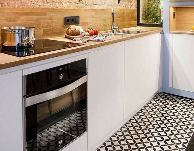 Ilustrasi backpanel dapur dengan keramik motif kayu. 