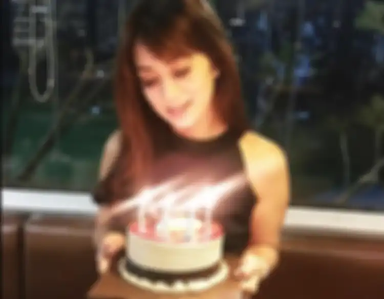 Nia saat merayakan ulang tahun dengan kue sederhana tanpa Pablo Benua