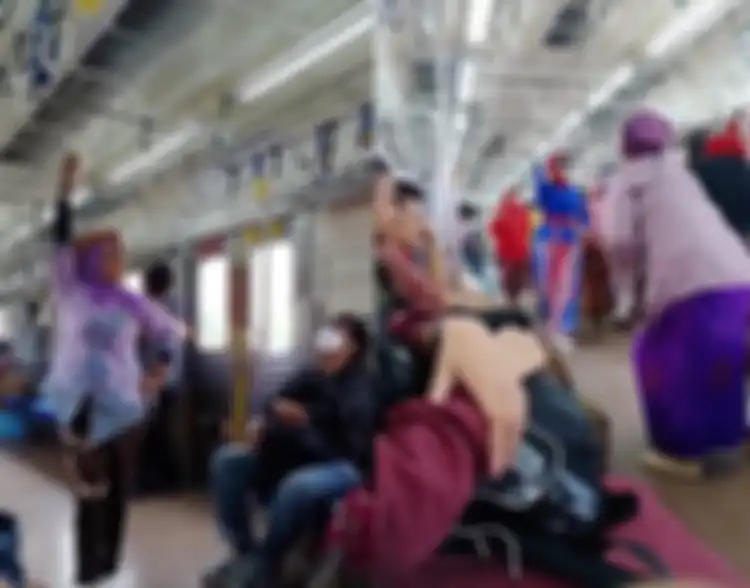 Video emak-emak fashion show di KRL viral di TikTok.