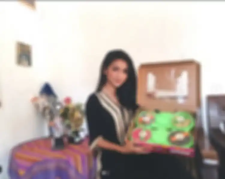 Tiara Permatasari saat mempromosikan kue kering