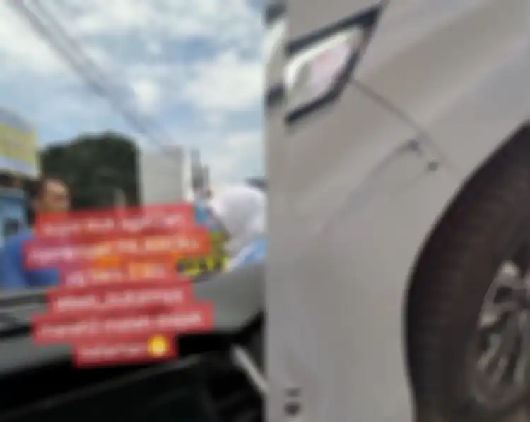 Viral di TikTok mobil pajero diserempet truk ugal-ugalan