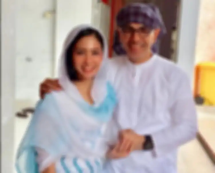 Foto Bunga Zainal dan sang suami saat makan sukses bikin pangling