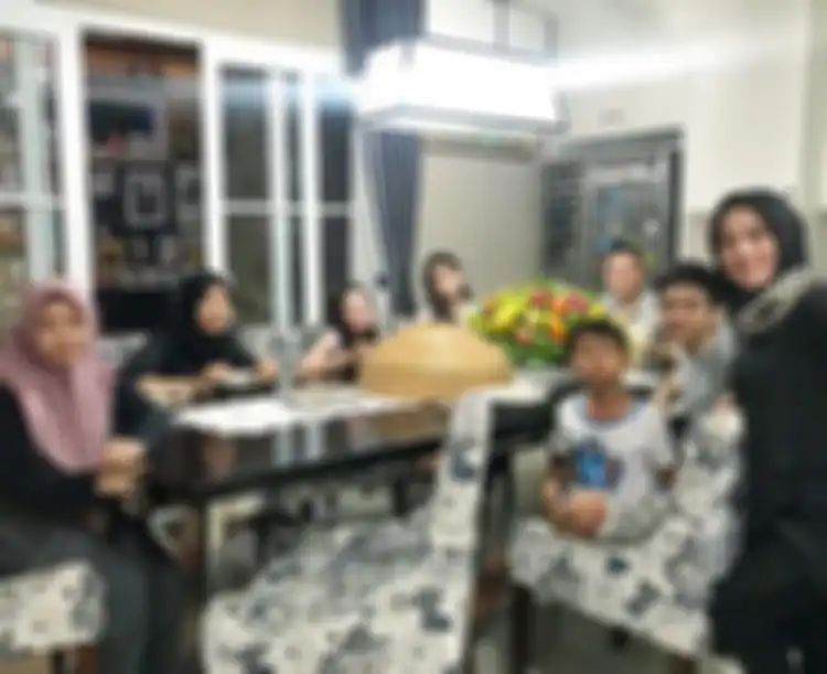 Meja Makan Denny Cagur