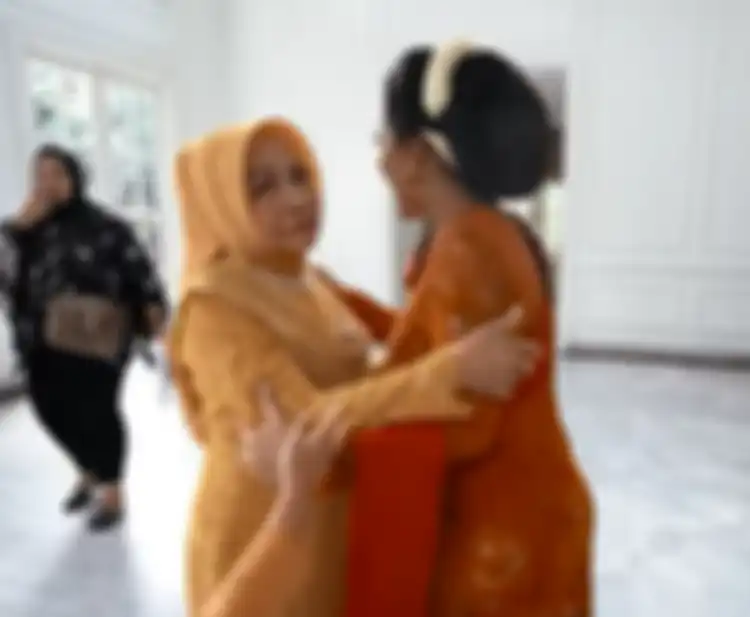 Momen pertemuan Krisdayanti dan ibunda Anang Hermansyah di acara Tedak Siten Ameena Nur Atta