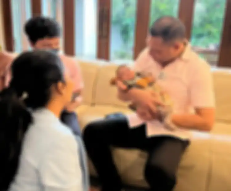 Potret Raul Lemos saat menggendong Baby Ameena 