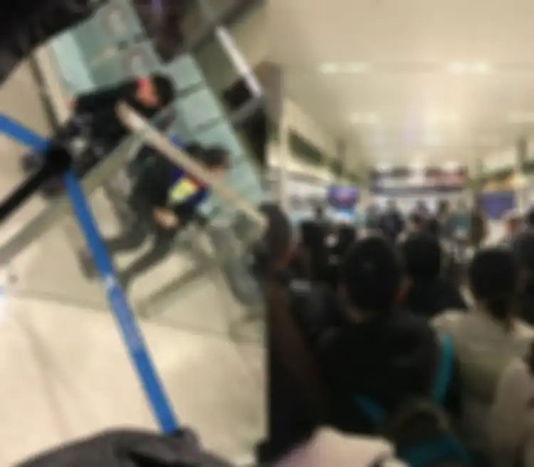 Viral, Foto 2 Bocah Ditinggal Orang Tua di Bandara karena Diduga Terjangkit Virus Corona, Begini Ending Kisahnya!