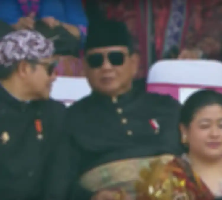 Menteri Pertahanan Prabowo Subianto, Wakil Ketua DPR Muhaimin Iskandar, dan Plt Ketua Umum PPP Muhammad Mardiono berbincang sebelum upacara HUT Ke-78 RI dimulai, Kamis (17/8/2023).
