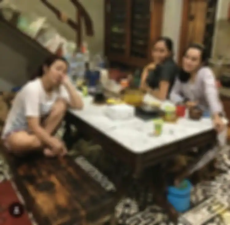 Meja makan Soimah