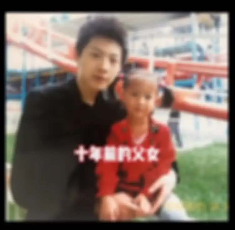 Foto Qi Bao dan sang ayah saat ia masih kecil.
