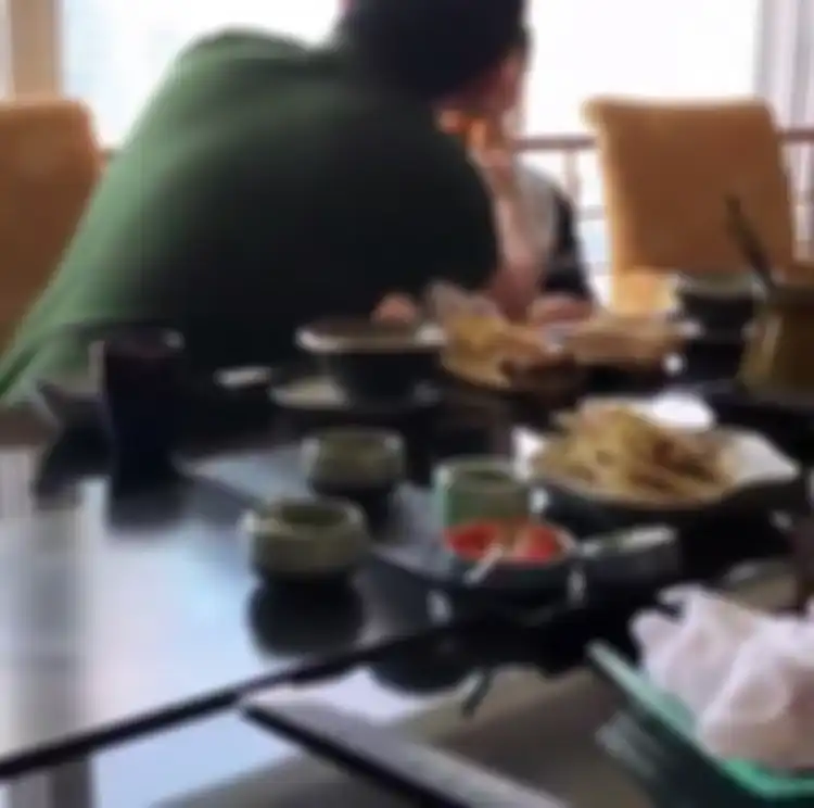 Ahok saat memeriksa mulut Daud saat makan bersama