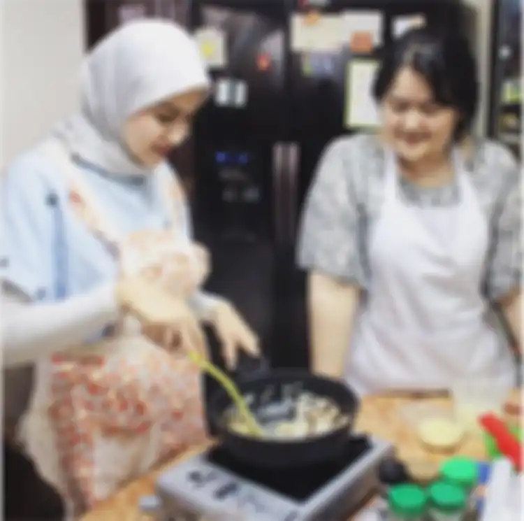 Nina saat belajar masak dengan Putri Habibie