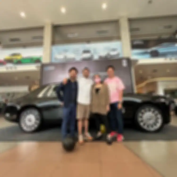 Raffi Ahmad beli mobil mewah Rolls Royce Phantom yang ditaksir di atas Rp 20 miliar.