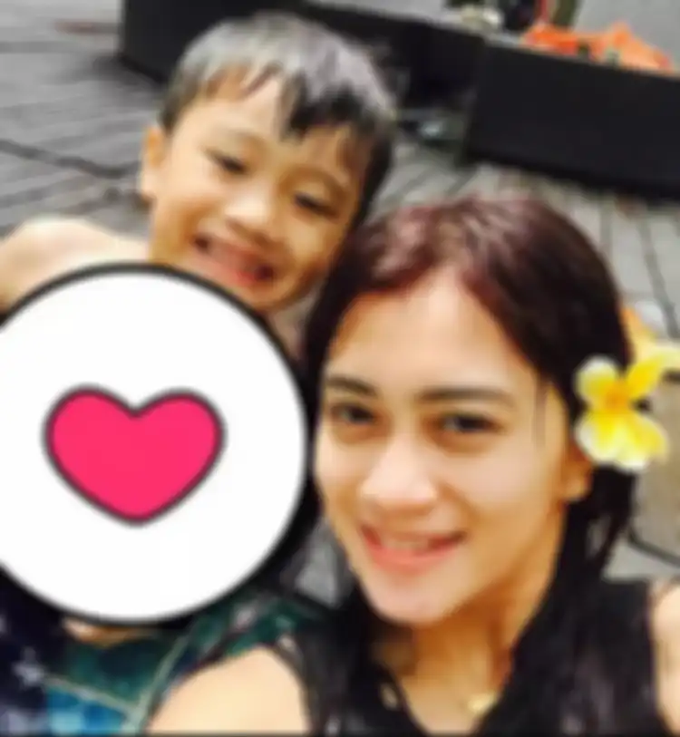 Potret Nia temani anak Pablo Benua berenang
