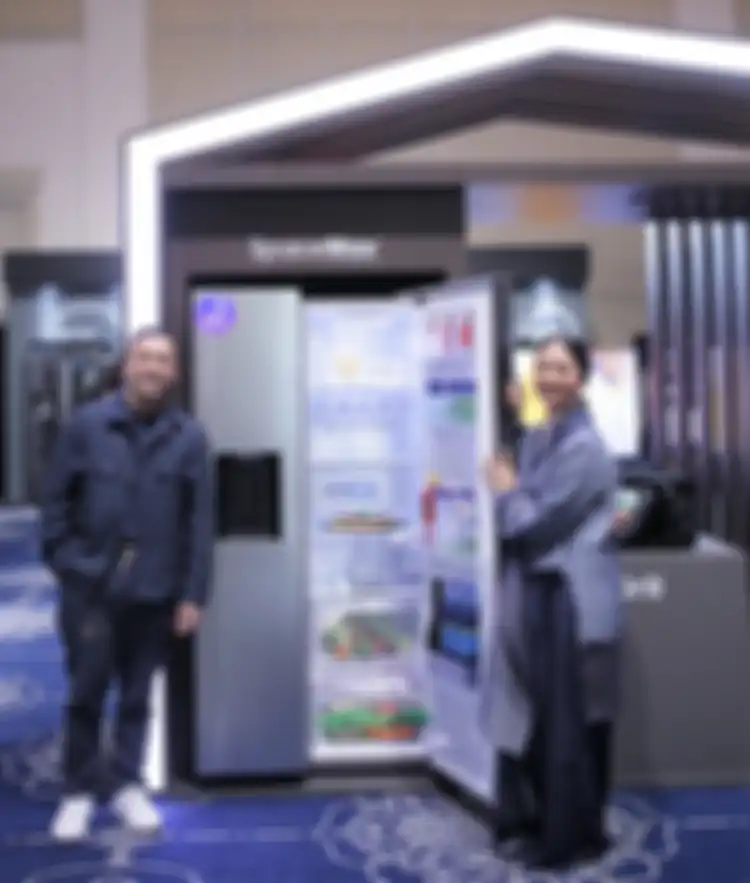 Nola dan Baldy bersama Samsung Refrigerator