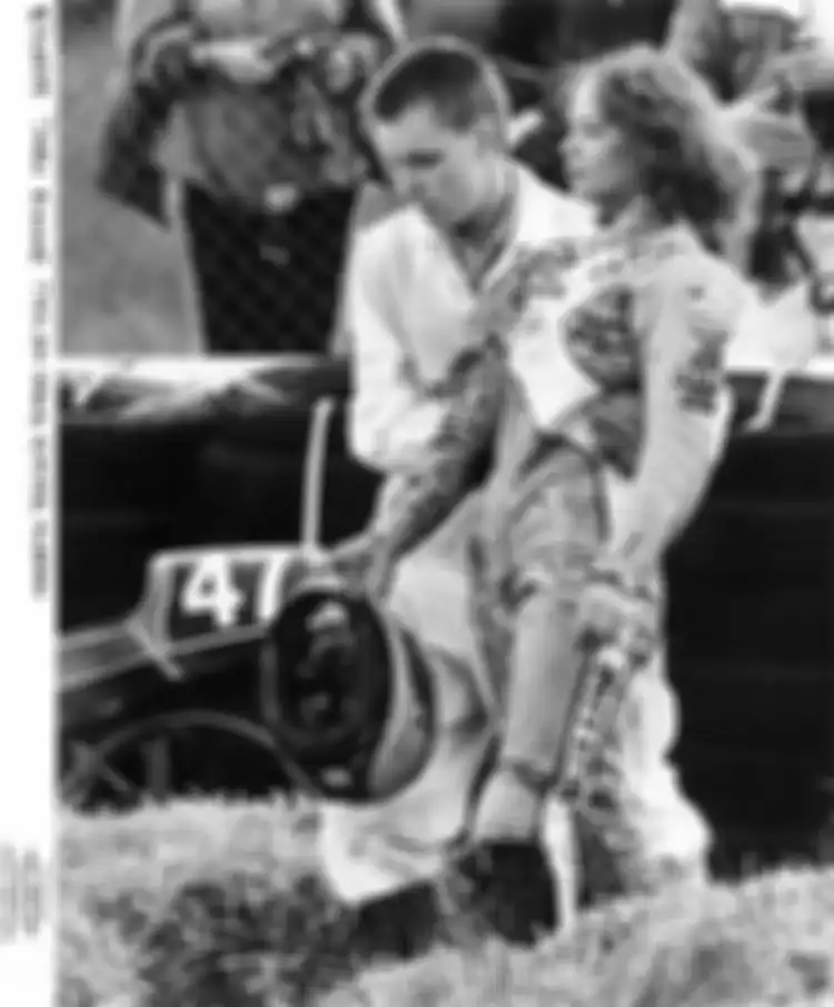 Taru Rinne setelah kecelakaan di Sirkuit Paul Ricard, Prancis, tahun 1991