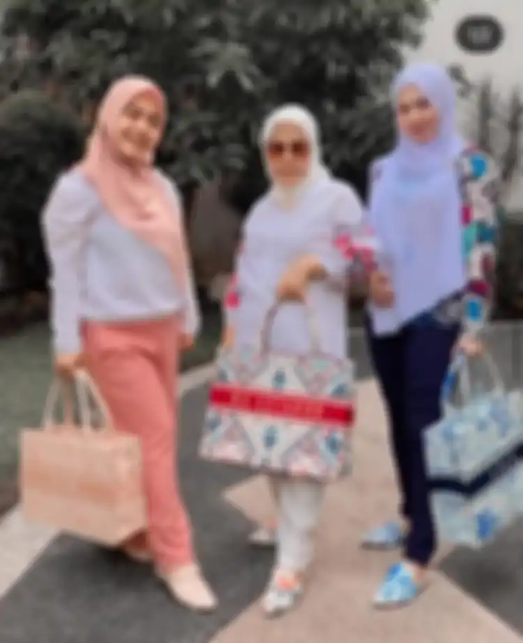 Lala Nurlela dan keluarga Syahrini 