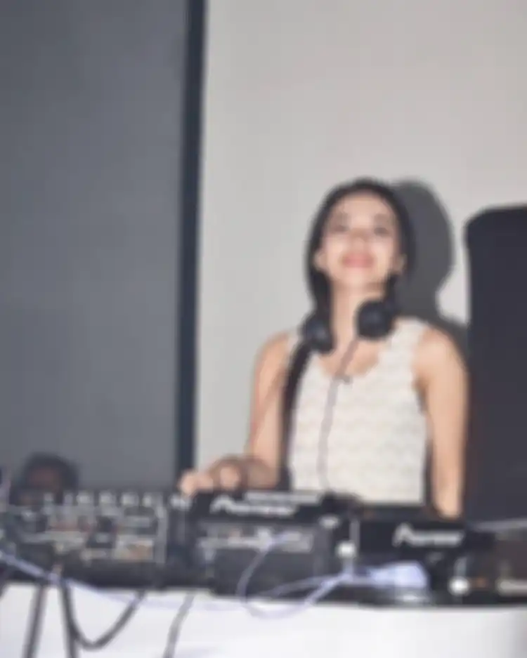 Sebelum meregang nyawa di malam nahas, DJ Indah Cleo mengenakan kalung kesayangan. Foto kalung DJ Indah Cleo beredar di media sosial.