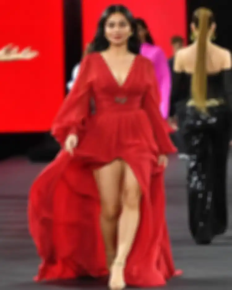 Ariel Tatum di Paris Fashion Week