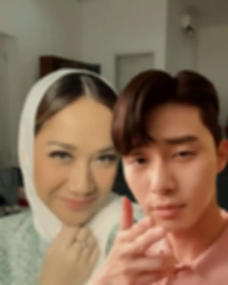 Penampilan BCL  Dalam Blautan Kerudung saat Seolah-olah Foto Selfie Bareng Aktor Korea Park Seo Joon