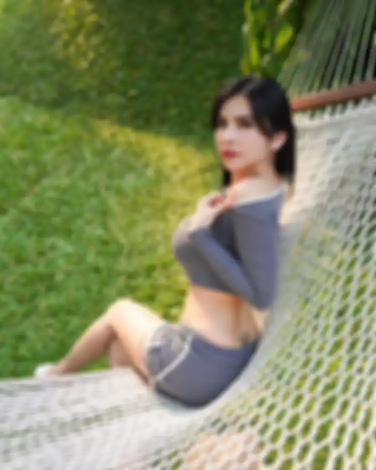 Maria Vania memperlihatkan tato kupu-kupunya 