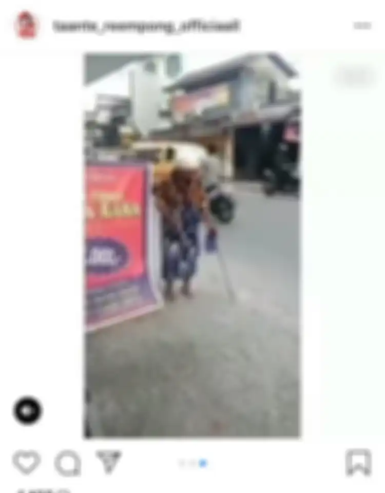 Tanpa Alas Kaki, Nenek Menyusuri Jalanan Pasar untuk Mengemis