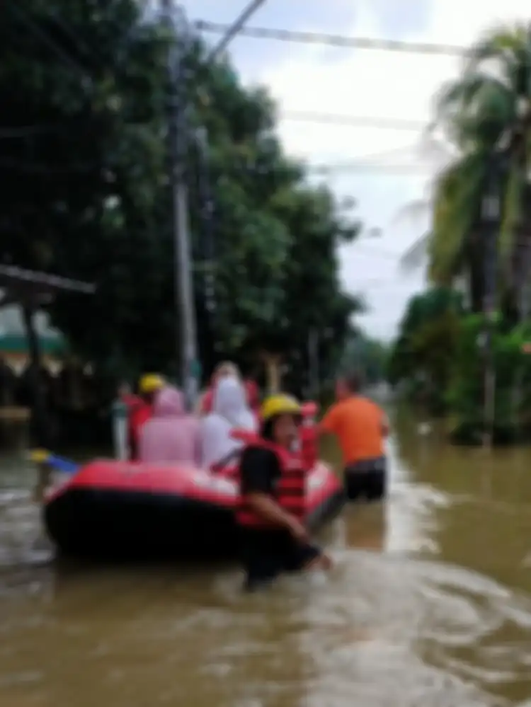 Proses Evakuasi korban banjir oleh Tim TERRA Telkomsel