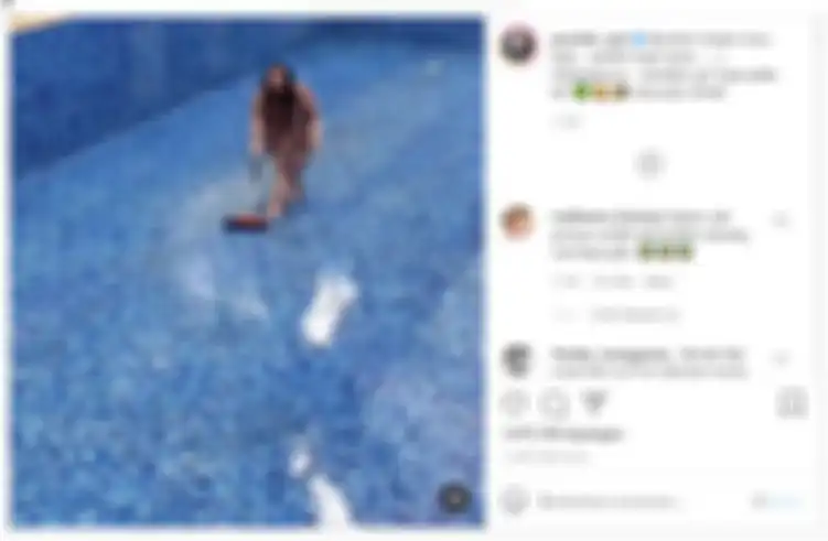 Istri Ajun Perwira, Jennifer Jill bersihkan kolam renang sendiri.