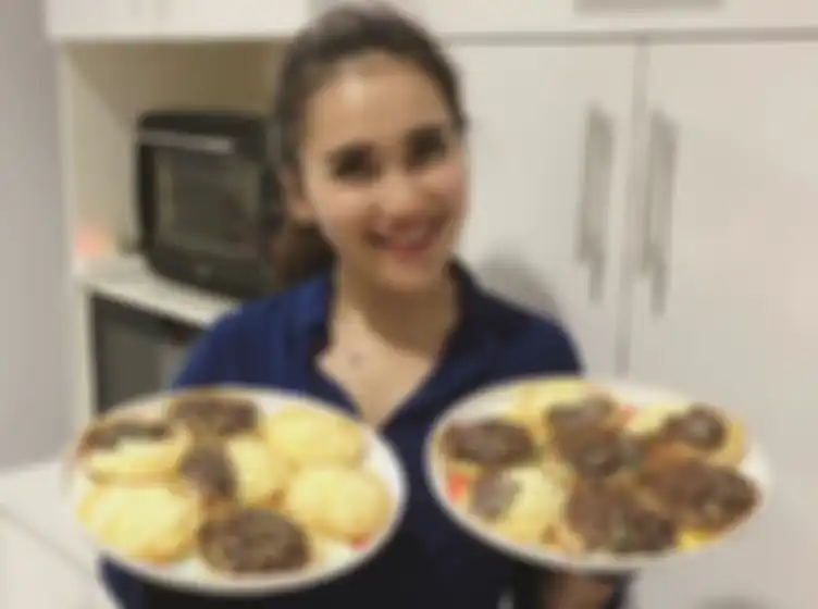 Ayu Ting Ting saat memasak kue.