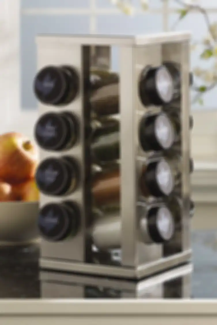 Simpel hemat tempat toples kaca untuk rempah dan bumbu di rak stainless steel.