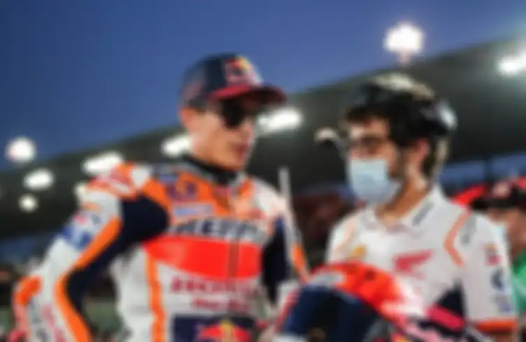 Marc Marquez (kiri) bareng crew chief Santiago Hernandez, keki dengan MotoGP Qatara 2022 dan fakta yang bicara