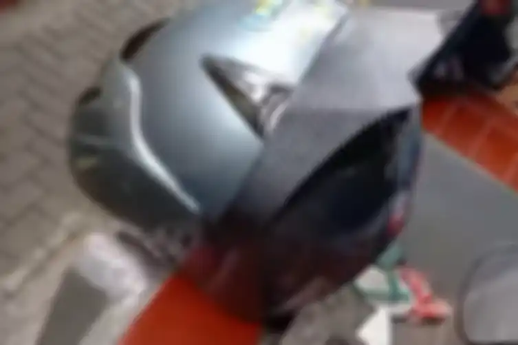Helm dengan spoiler yang dibuat sendiri