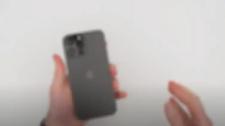 Tampilan unit Dummy iPhone 13 Pro Max yang ada di video Unbox Therapy