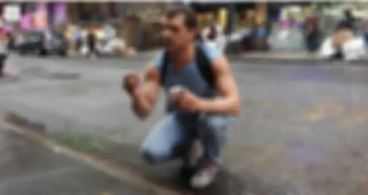 Raffi Stephanian mencari benda di trotoar.