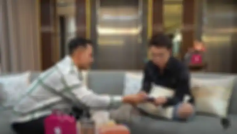 Dr.Richard Lee saat membaca chat RK Atok kepada teman dekatnya Dr. Oscar. 