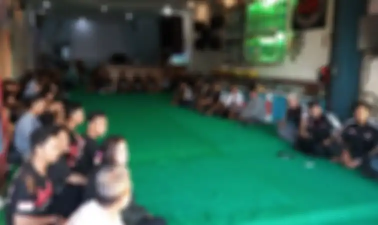 Seluruh biker nampak khusyuk mendengarkan ceramah sambil menunggu buka puasa.
