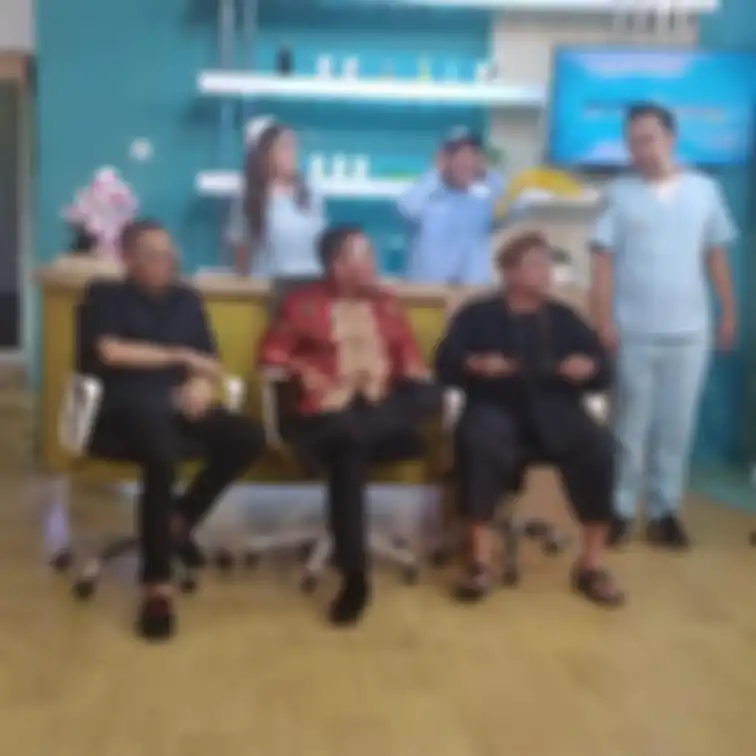 Berawal dari malu-malu meminta selembar uang Rp 10 ribu kepada Kasino, kini foto Miing Bagito yang sukses menjadi politisi mencuri perhatian. 