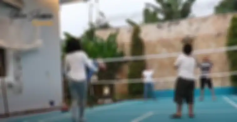 Lapangan badminton di halaman belakang rumah Krisdayanti dan Raul Lemos.