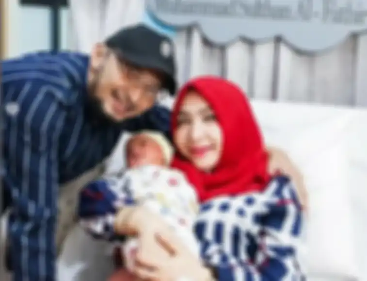 Rumah tangga Roro Fitria dikabarkan sedang tidak baik-baik saja