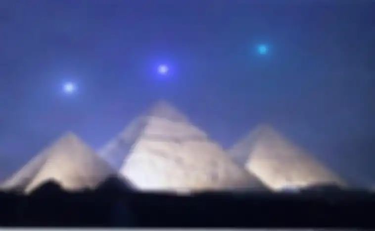 Piramida Giza dengan tiga bintang yang membentuk sabuk Orions.