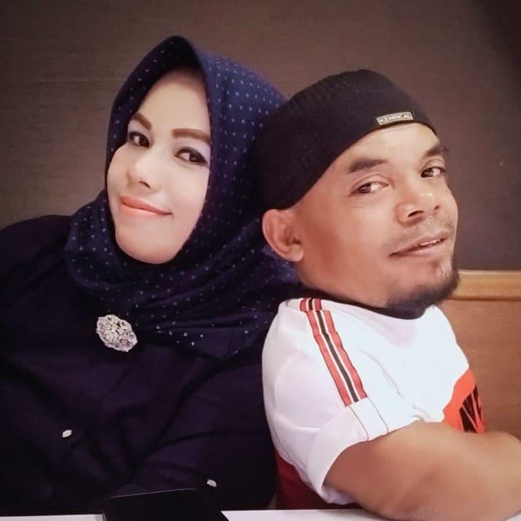 Potret Ucok Baba bersama sang istri.