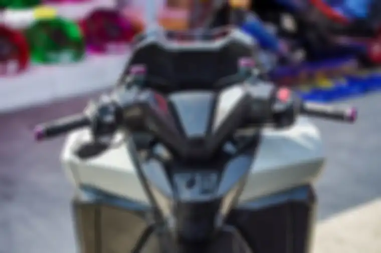 Area setang Honda Forza 350 terpasang motif karbon.